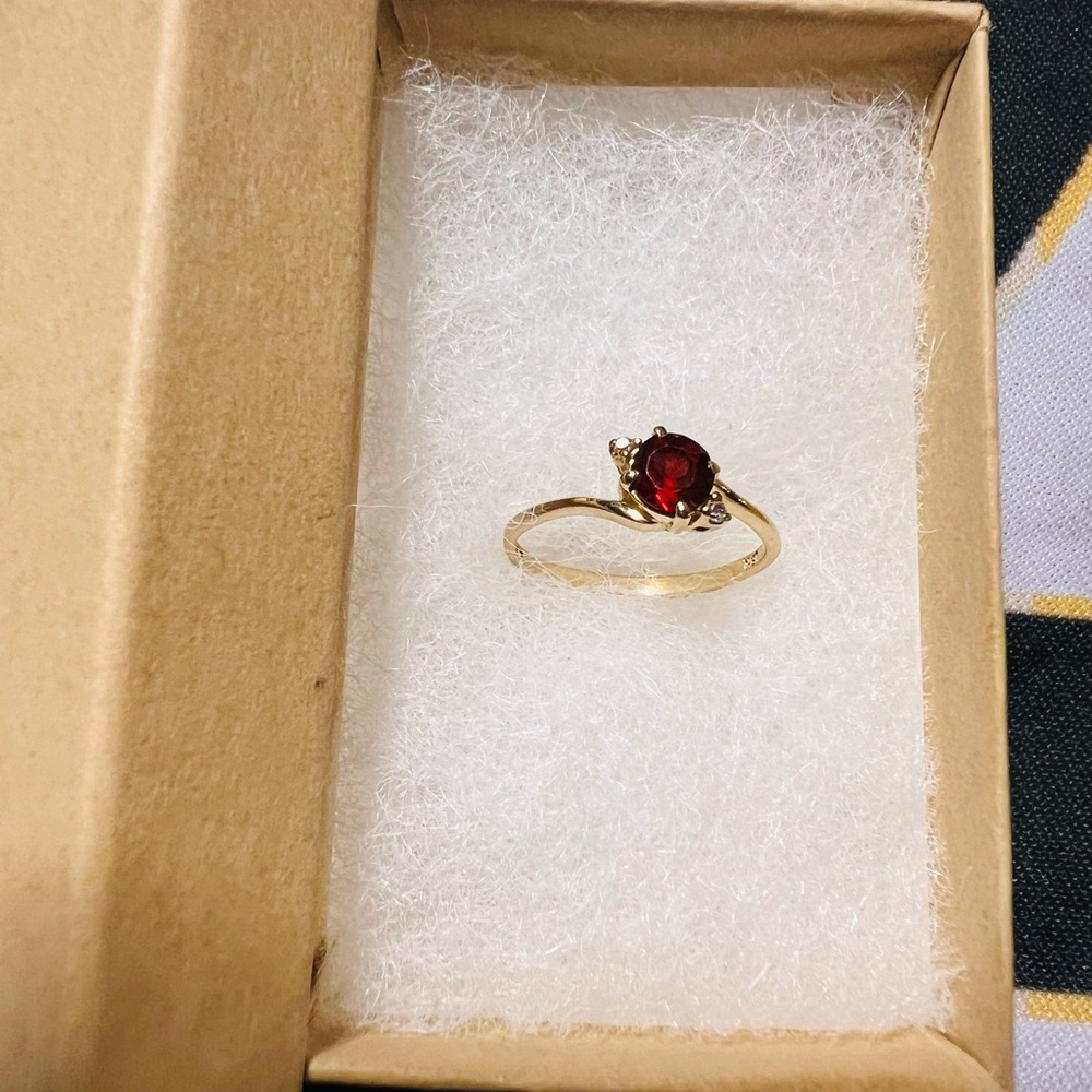 10k solid gold ring with red garnet and diamonds size 4.75 weighs 1.3 grams